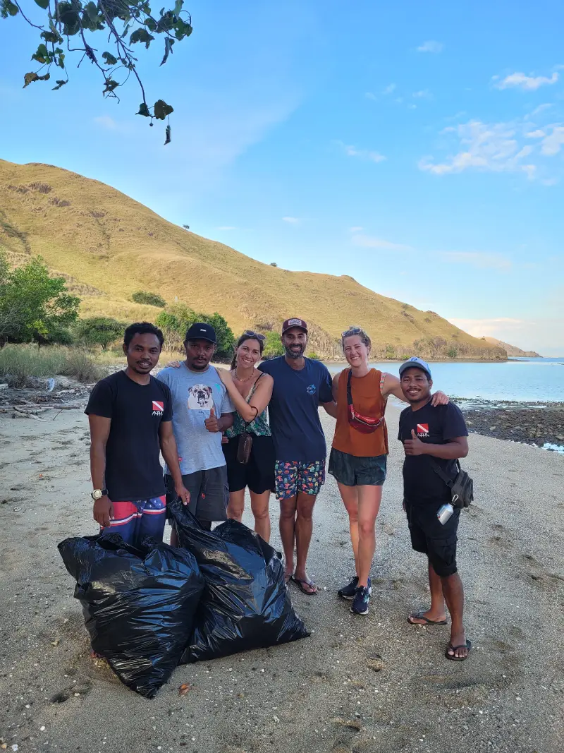 Azul-komodo-beach-cleanup